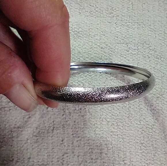 Silvertone textured bangle bracelet - Picture 4 of 4